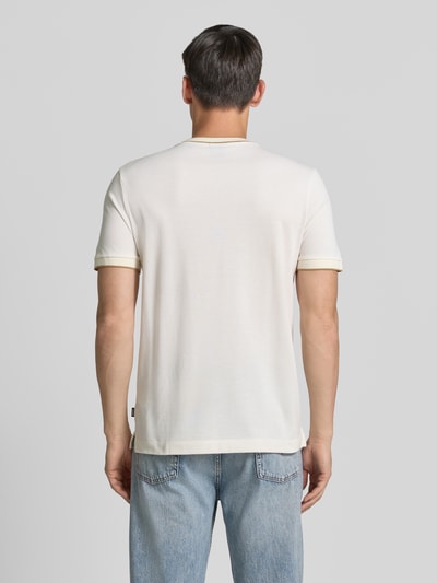 Männermodel trägt weißes Regular Fit T-Shirt aus reiner Baumwolle Modell 'H-THOMPSON 81' von BOSS, Herren T-Shirt, Ganzkörperansicht Rückansicht.
