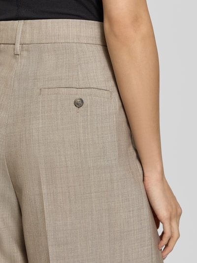 Frauenmodel trägt Regular Fit Weite Hose aus reiner Schurwolle Modell 'OVVIO' von Max Mara, beige Farbe, feine Textur, Nahaufnahme Rückansicht, Damen Weite Hose von Weekend Max Mara.