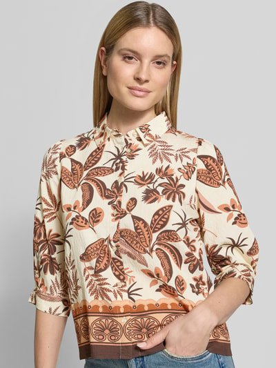 Frauenmodel trägt Boxy Fit Bluse im Allover-Look Modell 'Bono' von LOLLYS LAUNDRY, beige-braunes Muster, Viskose-Mix, Hemdblusenkragen, Nahaufnahme Oberkörper.