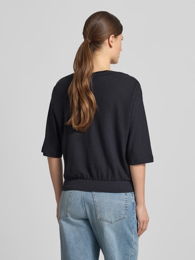 Vrouwenmodel draagt Relaxed Fit T-shirt uit hennep-mix van Lanius in zwart, mix van hennep en katoen, elastische band, halflange mouwen, ruglengte bij maat 36 53 cm, dames T-shirt, Ganzkörperansicht Rückansicht.