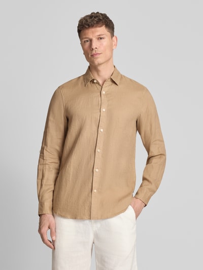 Mannenmodel draagt Regular Fit Leinenhemd aus reinem Leinen Modell 'CORE' van Scotch & Soda in zandkleur, regular fit, kentkraag, doorlopende knoopsluiting, met lange mouwen, labelstitching, ruglengte maat M 78 cm, schouderbreedte 45 cm, mouwlengte 66 cm, gehele vooraanzicht, eenvoudige textuur.
