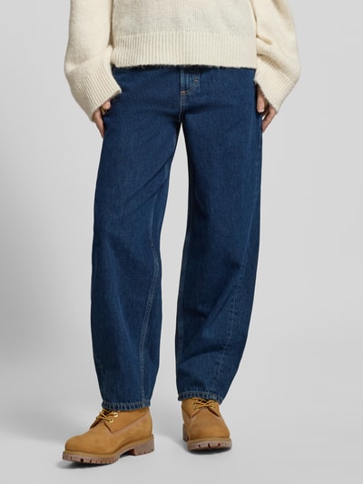 Kobiece model prezentuje Barrel Leg Jeans aus reiner Baumwolle Modell 'STINE CROPPED' von Marc O'Polo Denim, niebieski denim, pięciokieszeniowy, wysoki stan, szerokie nogawki, cropped, detal z łatą i przeszyciem, perspektywa: z przodu, zdjęcie całej sylwetki.
