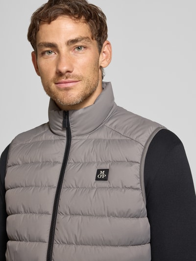 Männermodel trägt Regular Fit Weste mit Logo-Patch von Marc O'Polo in Grau mit gesteppten Details, Nahaufnahme Oberkörper, Herren Weste.
