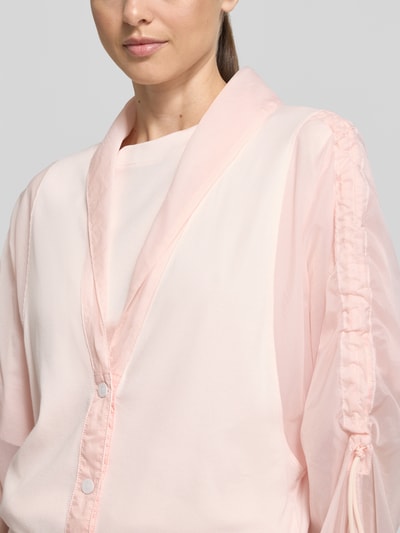 Vrouwenmodel draagt Relaxed Fit Leichte Jacke im Material-Mix van Marc Cain in effen kleuren met plooien, sjaalkraag, knoopsluiting, satijn en chiffon, katoenmix, Nahaufnahme bovenlichaam.