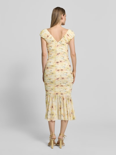 Frauenmodel trägt Midikleid mit Drapierungen und V-Ausschnitt von Little Mistress, Material-Mix mit Stretch-Anteil, figurbetont, Rückenlänge 120 cm, Ganzkörperansicht Rückansicht.