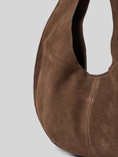 Produktfoto, Hobo Bag aus echtem Leder Modell 'Sack Bag' von MANGO in Braun mit weicher Wildleder-Textur und kurzem Schulterriemen, Detailaufnahme, Damen Hobo Bag aus Rindsleder mit offenem Hauptfach, Label innen, Maße: 33x19x7 cm, Schulterriemen 44 cm.