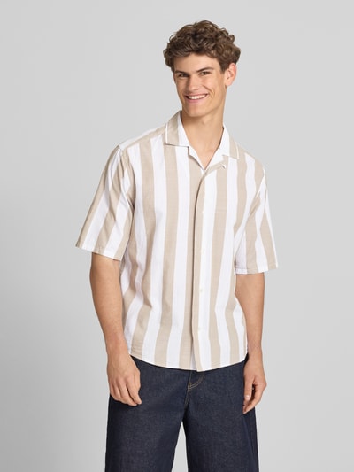 Männermodel trägt Relaxed Fit Freizeithemd aus reiner Baumwolle Modell 'TES' von Only & Sons, Optik:Allover-Muster, gestreift, Kurzarm, Knopfleiste, Reverskragen, Ganzkörperansicht von vorne.