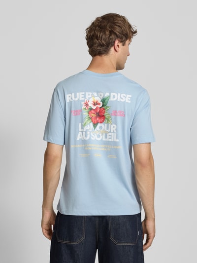 JACK & JONES t-shirt z nadrukiem z logo model 'RIVIERA VINTAGE POSTER' Jasnoniebieski 5