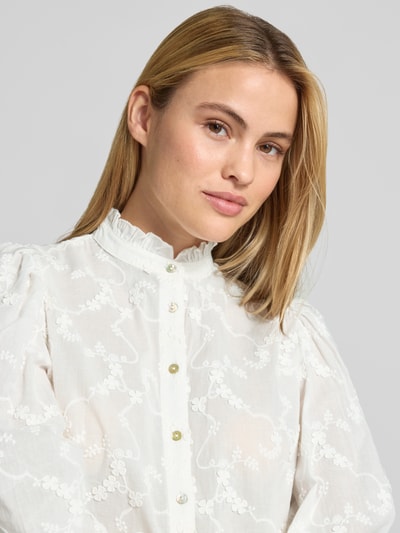 Frauenmodel trägt Bluse aus reiner Baumwolle mit Stehkragen Modell 'ROMA' von MANGO, Stickerei, gerade Passform, Nahaufnahme Oberkörper.