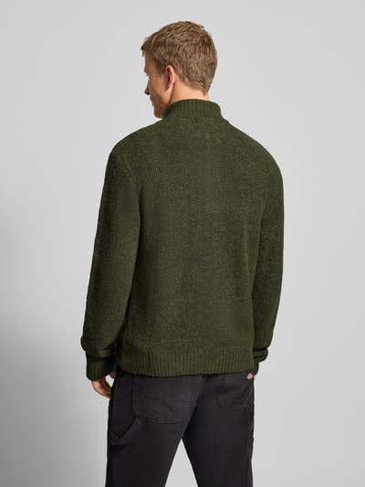 Männermodel draagt Gebreide pullover met labeldetail van G-star in donkergroen, materiaalmix met viscose, los model, opstaande kraag, ribboorden, ruglengte maat M 73 cm, mouwlengte 74 cm, Ganzkörperansicht Rückansicht.