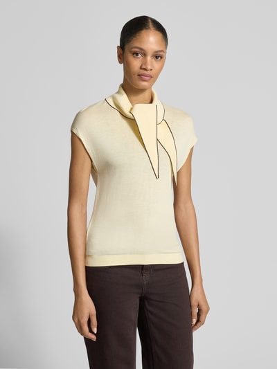 Frauenmodel trägt Blusenshirt aus Viskose-Mix mit V-Ausschnitt Modell 'BERT' von Mango, Regular Fit, Allover-Look, Ganzkörperansicht von vorne.