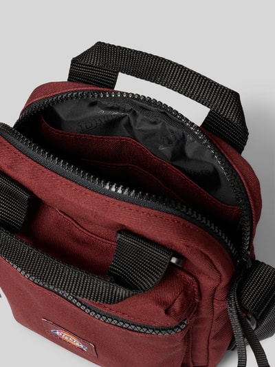 Dickies Crossbody Bag mit Label-Detail Modell 'MOREAUVILLE' Dunkelrot 5