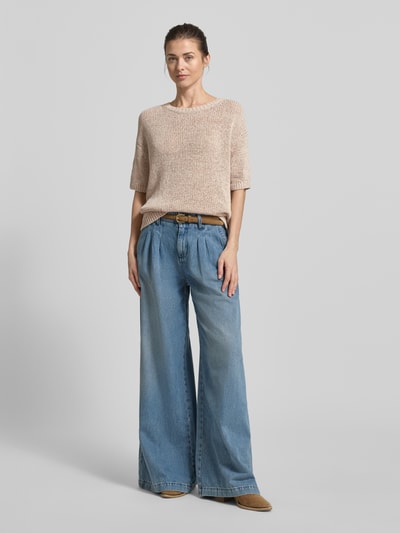 Frauenmodel trägt Loose Fit Pullover aus Baumwoll-Mix von Marc O'Polo, Optik: Unifarben, Rundhals, Kurzarm, Strick, Ganzkörperansicht von vorne.