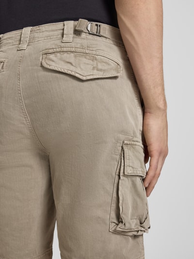 Männermodel trägt Straight Fit Shorts mit Cargo-Taschen Modell 'Core' von Superdry in Beige, Baumwoll-Mix, Nahaufnahme Rückansicht.
