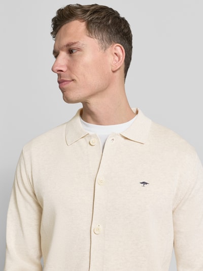 Männermodel draagt Gebreid jack met polokraag en labelstitching van Fynch-Hatton, puur katoen, regular fit, knoopsluiting, nahaufnahme bovenlichaam.