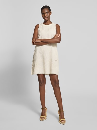Frauenmodel trägt Minikleid aus Leinen-Mix mit Lochstickerei von Jake*s Casual, Rundhalsausschnitt, Straight Fit, Naturfarbe, Ganzkörperansicht von vorne.