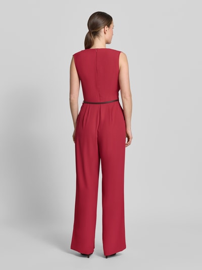 Vrouwenmodel draagt Jumpsuit met Waterfall-Ausschnitt und Gürtel van Jake*s collectie in rood materiaalmix met stretch, regular fit, met riem, ruglengte bij maat 36: 152 cm, borstwijdte: 44 cm, totale lengte: 148 cm, binnenbeenlengte: 81 cm, Ganzkörperansicht Rückansicht.