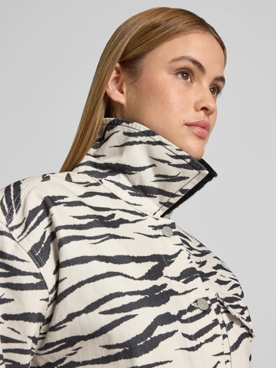 Frauenmodel trägt Jeansjacke mit Allover-Animal-Print von Lala Berlin aus reiner Baumwolle, Relaxed-Fit, Nahaufnahme Oberkörper.