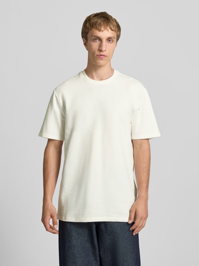 Männermodel trägt Regular Fit T-Shirt aus Baumwoll-Mix Modell 'KIAN' von Only & Sons, Optik: Unifarben, Piqué-Struktur, Rundhals, Kurzarm, Ganzkörperansicht von vorne.