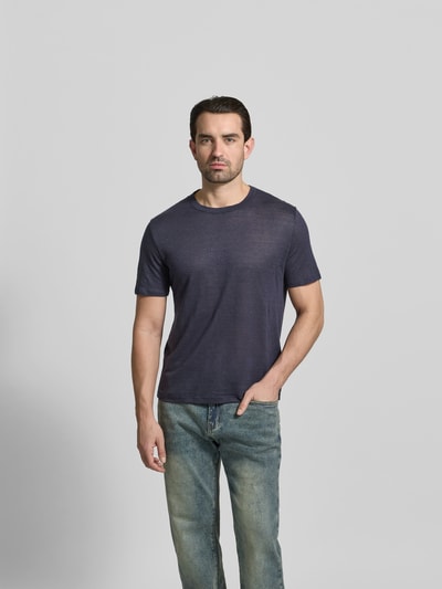 Männermodel trägt Regular Fit T-Shirt aus reinen Leinen von Officine Générale, semitransparent, Rundhalsausschnitt, Ganzkörperansicht von vorne.