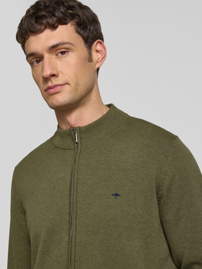 Männermodel trägt Strickjacke mit Reißverschluss von Fynch-Hatton in Olivgrün, Reine Baumwolle, Regular-Fit, Label-Stitching, Nahaufnahme Oberkörper.