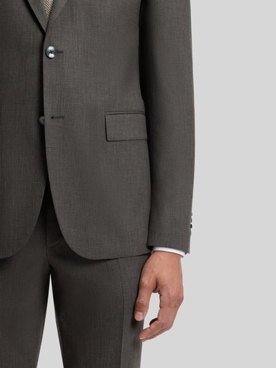 Männermodel trägt Regular Fit Sakko mit Schurwoll-Anteil Modell 'Jasper' von BOSS in Braun, dezente Struktur, Nahaufnahme Oberkörper.