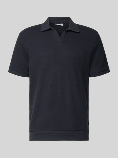 Produktfoto, Comfort Fit Poloshirt mit V-Ausschnitt von Lindbergh z bawełny, fakturowany wzór, detal z logo, długość tyłu w rozmiarze M: 68 cm