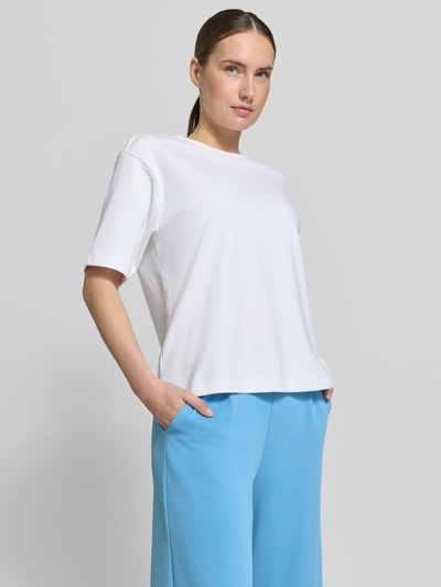 Frauenmodel trägt Wide Leg Sweatpants mit Eingrifftaschen von Rich & Royal in Hellblau, Modal-Mix mit Stretch-Anteil, Nahaufnahme Oberkörper.