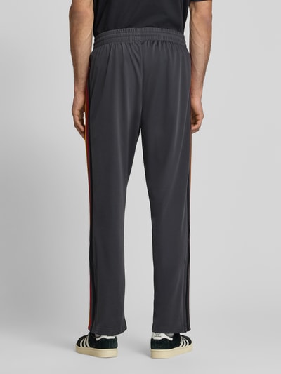 adidas Originals Spodnie dresowe o kroju relaxed fit z paskami z logo model 'FIREBIRD' Antracytowy 5