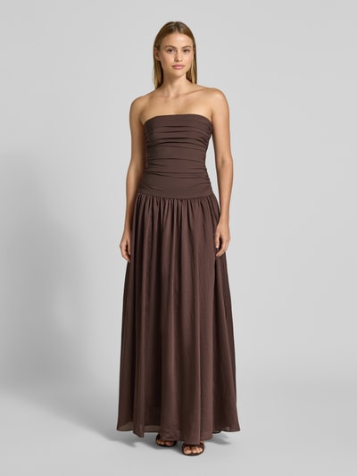 Vrouwenmodel draagt Maxikleid im Off-Shoulder-Look van Jake*s Cocktail in bruin, A-lijn, katoenmix met stretch, draperieën, volledige lichaamsvoorkant.