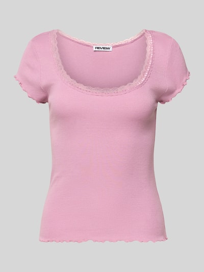 Produktfoto, Slim Fit T-Shirt aus Viskose-Mix mit Spitzenbesatz von Review, elastischer Stoff, rosa Farbe, Rundhalsausschnitt, strukturierte Oberfläche