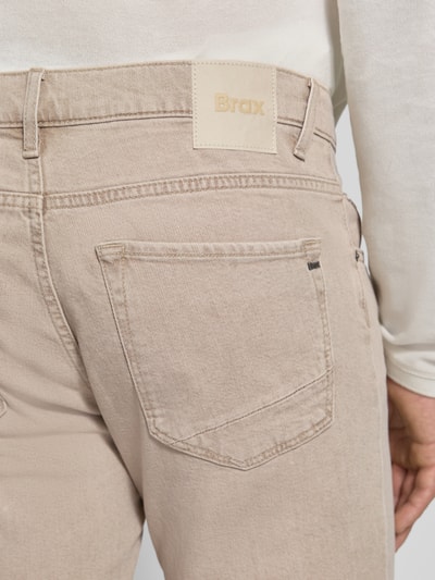 Männermodel trägt beigefarbene Slim Fit Jeans aus Baumwoll-Mix Modell 'Chuck' von Brax, Herren Slim Fit Jeans, Nahaufnahme Rückansicht