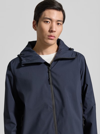 Männermodel trägt Jacke mit Kapuze und Reißverschlusstaschen Modell 'CYCLONE' von GOFRANCK aus Reine Baumwolle, Nahaufnahme Oberkörper.