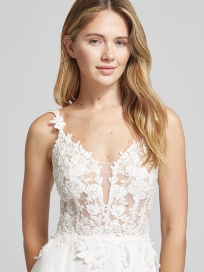 Frauenmodel trägt Abendkleid mit Spitzenbesatz und V-Ausschnitt von Luxuar, weißer Chiffon, A-Linie, Nahaufnahme Oberkörper.