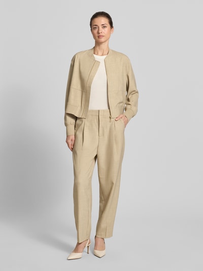Vrouwenmodel draagt Regular Fit Blazer met ritssluiting model 'Cate' van MOS MOSH, materiaalmix met viscose, opstaande kraag, regular fit, ruglengte maat S 52 cm, borstwijdte 45 cm, mouwlengte 60 cm, zandkleur, effen structuur, vooraanzicht volledige lichaamsopname