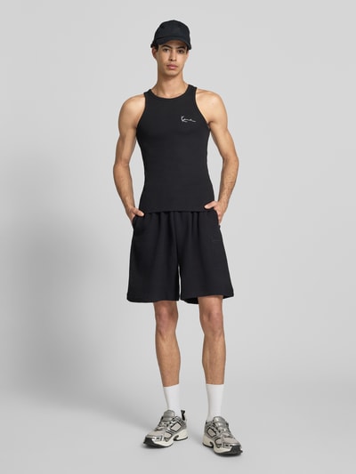 Männermodel trägt Tanktop mit Label-Stitching van KARL KANI, katoenmix, slim fit, structuurpatroon, ronde hals, ganzkörperansicht van voren