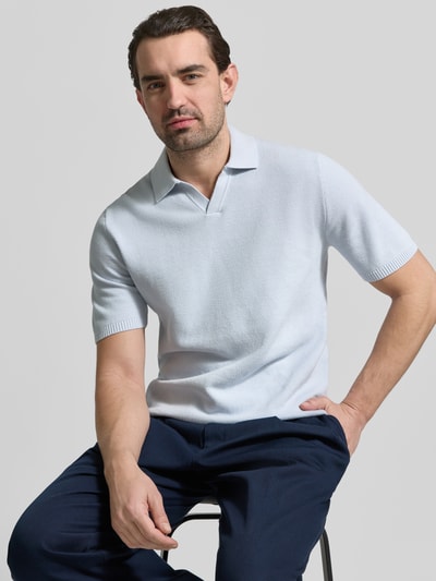 Männermodel trägt Regular Fit Poloshirt mit gerippten Abschlüssen von MCNEAL in Hellblau, reine Baumwolle, Nahaufnahme Oberkörper.