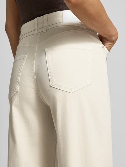 Frauenmodel trägt Wide Leg Hose mit Gürtel von Marc Cain, Baumwoll-Mix, cremefarben, strukturierte Oberfläche, Detailaufnahme Rückenansicht.