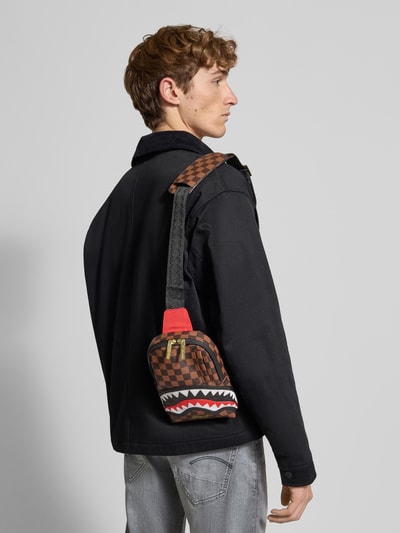 Sprayground Handtasche im Allover-Look Modell 'SAWTOOTH SHARKS IN PARIS' Dunkelbraun 1