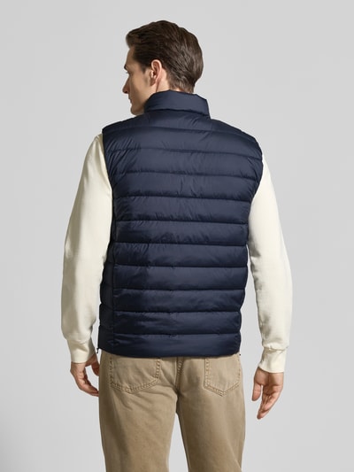 Männermodel trägt Regular Fit Daunenweste mit Logo-Stitching von Polo Ralph Lauren, Optik: Unifarben, Ganzkörperansicht Rückansicht.