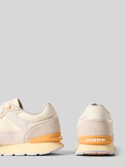 Produktfoto, Sneaker mit Logo-Prägung Modell 'City' von HOFF, beige und cremefarben, abgerundete und profilierte Passform, 3 cm Absatz, 9 cm Schafthöhe, 8 cm Schaftweite, Glatt- und Veloursleder-Textur, Schnürverschluss, seitliche und rückseitige Ansicht.