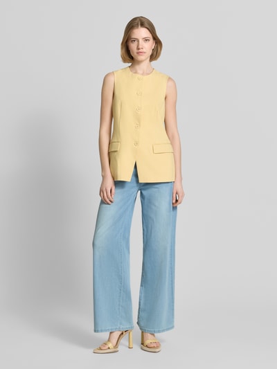 Frauenmodel trägt Wide Leg Jeans mit Bindegürtel von Buena Vista aus Seiden-Mix mit Eingrifftaschen, hellblau, Bundweite 42 cm, Innenbeinlänge 80 cm, Ganzkörperansicht von vorne.