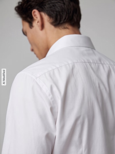 Männermodel trägt Modern Fit Businesshemd aus reiner Baumwolle von OLYMP in Weiß, glatte Struktur, Ganzkörperansicht Rückansicht, Herren Businesshemd von OLYMP, KI-modifiziertes Bild.