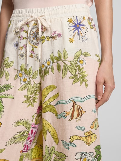 Frauenmodel trägt Regular Fit Weite Hose aus reinem Leinen Modell 'CANDICE PLAIN' von Cambio mit abstraktem Allover-Muster, Flammgarn-Textur, Cropped-Länge und Tunnelzug, Nahaufnahme Oberkörper.