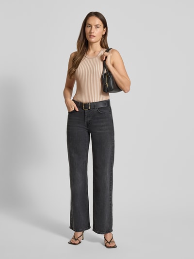 Modelka nosi Top z dzianiny z mieszanki wiskozy z ozdobnymi guzikami od LIU JO SPORT, krój slim fit, efekt prążkowania, detal z logo, okrągły dekolt, długość tyłu w rozmiarze S: 59 cm, widok całej sylwetki z przodu.