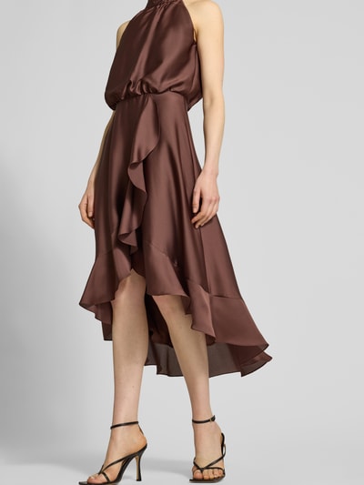 Vrouwenmodel draagt Neckholder-Cocktailkleid mit Volants van Swing, satijn, A-lijn, midi-jurk, kastanjebruin, detailopname onderlichaam.