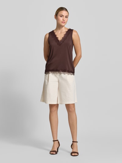Frauenmodel trägt Regular Fit Bluse mit Spitzenbesatz Modell 'Bicco' von FREE/QUENT in Braun, ärmellos, V-Ausschnitt, Ganzkörperansicht von vorne.