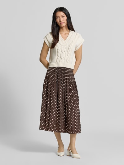 Vrouwenmodel draagt Ausgestellter Maxi-Rock met Allover-Muster model 'Ribane doty' van OPUS, Dames maxi-rok, bruin met witte stippen, fullbody voorkant.