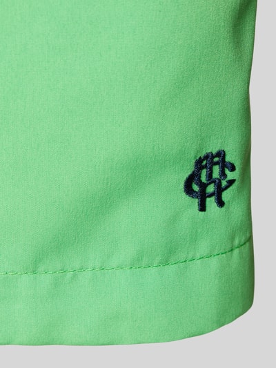 Produktfoto, Badehose mit Gesäßtasche und Logo-Stitching von MCNEAL in Grün mit sichtbarem Logo-Stitching, glatte Textur