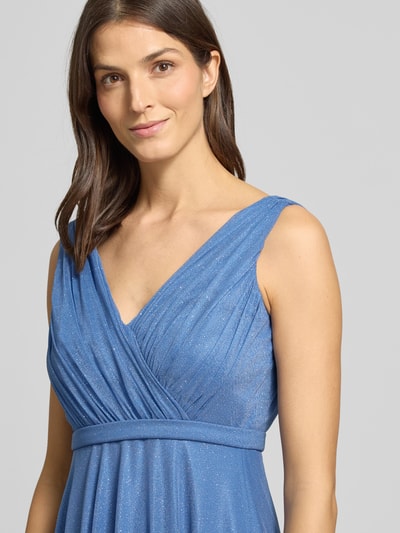 Frauenmodel trägt Regular Fit Kleid mit Glitzer-Mesh von TROYDEN COLLECTION in Blau mit V-Ausschnitt, taillierter Passform, ärmelloses Design, Nahaufnahme Oberkörper.